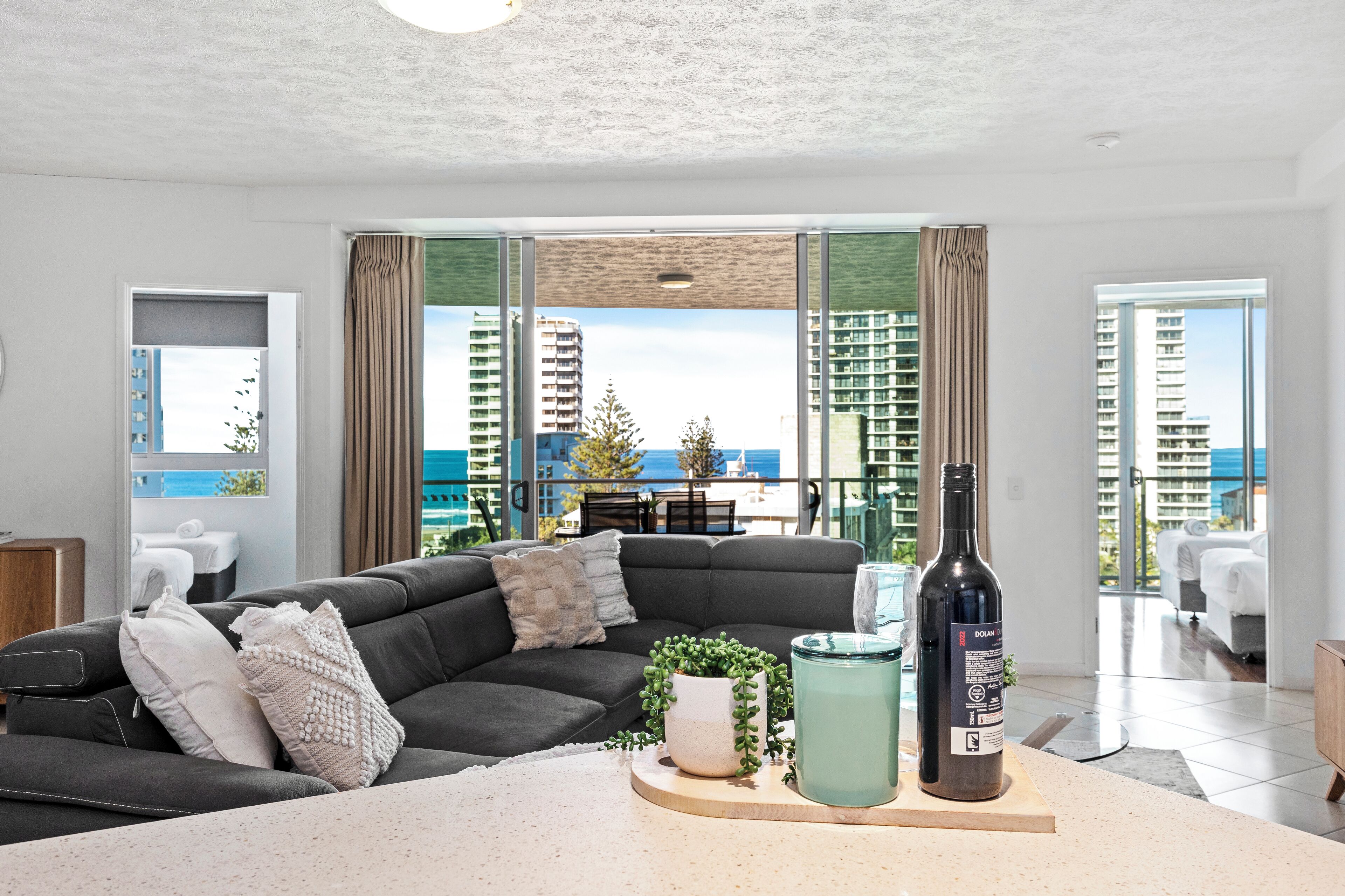 3 Bedrooms, Ocean View | Wohnbereich | LCD-Fernseher