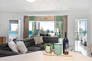 3 Bedrooms, Ocean View | 起居区 | 液晶电视