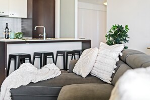Living area - Wings - Q Stay (Surfers Paradise)