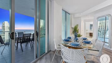 Penthouse Eksekutif, 3 kamar tidur, pemandangan samudra | Area keluarga | TV LCD