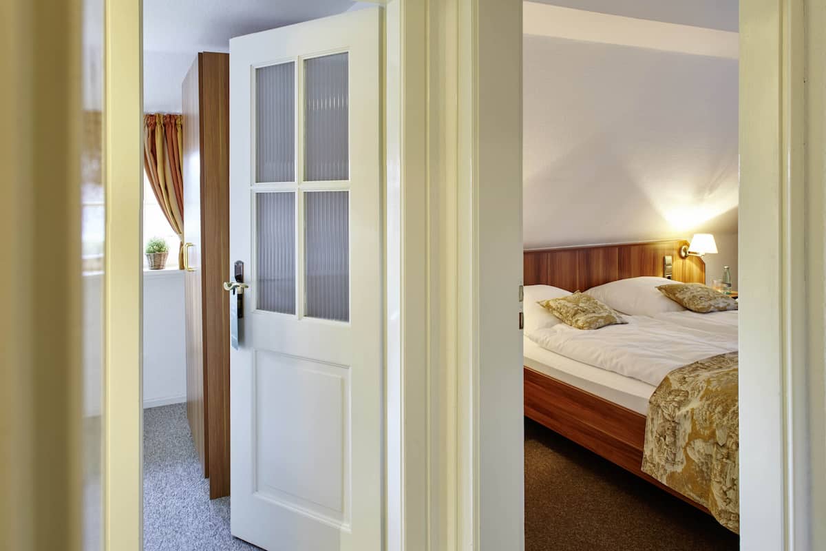 family room | 2 bedrooms, hypo-allergenic bedding, individually decorated