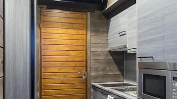 Refrigerador, microondas, parrilla de estufa y cafetera y tetera 