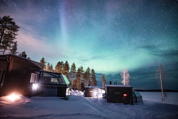 Majoituspaikan julkisivu illalla/yöllä