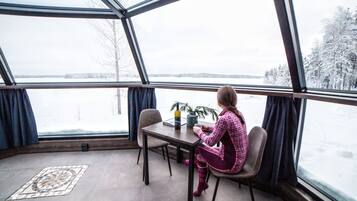 Arctic Glass Igloo (Lake Side) | 1 soverom, skrivebord, lydisolert og wi-fi (inkludert)