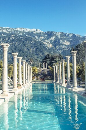2 outdoor pools, pool loungers