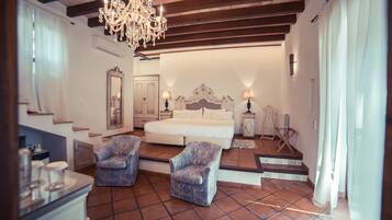 Junior suite, terras | Een minibar, een kluis op de kamer, individueel gedecoreerd