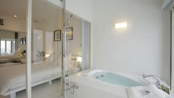 Habitación doble superior, 1 cama de matrimonio, bañera de hidromasaje | Bañera de hidromasaje