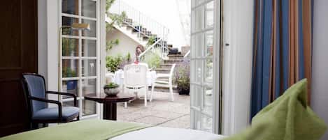 ميني بار وخزنة داخل الغرفة ومكتب ومكواة/لوح كي