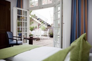 Double Room | Minibar, in-room safe, desk, iron/ironing board - Hotel Borchers (Celle)