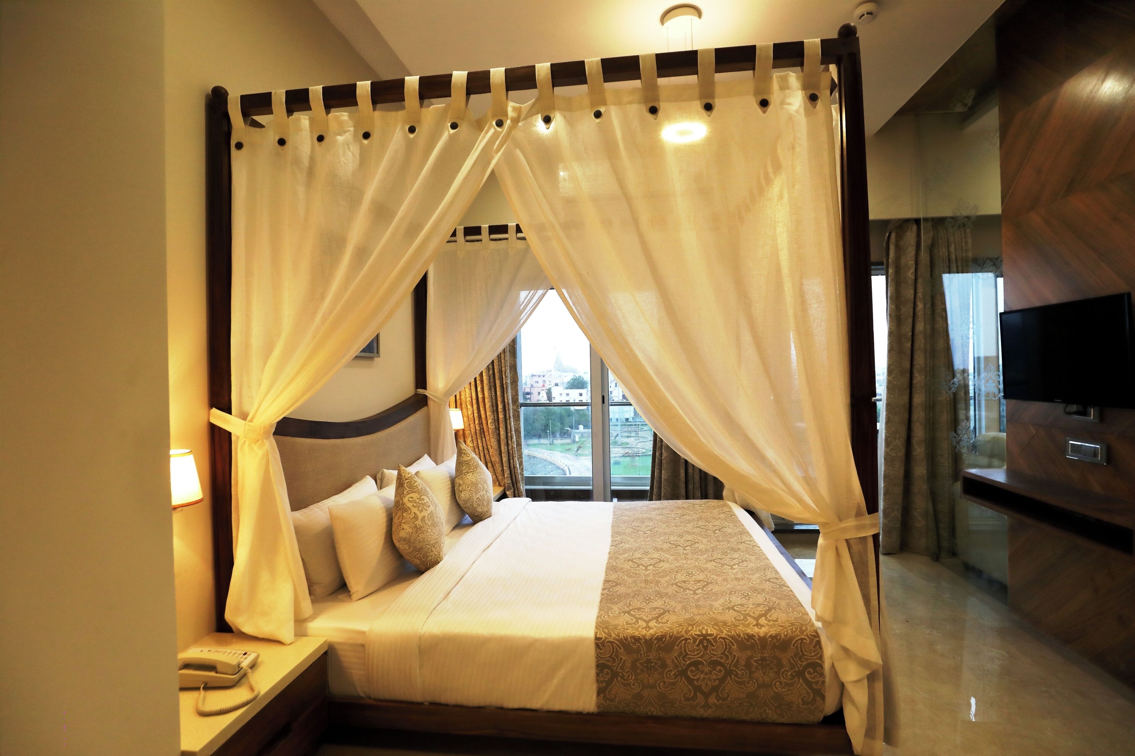 Suite | In-room safe, desk, laptop workspace, blackout drapes