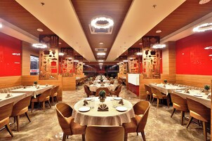 Café da manhã com buffet todos os dias (INR 400 por pessoa) 