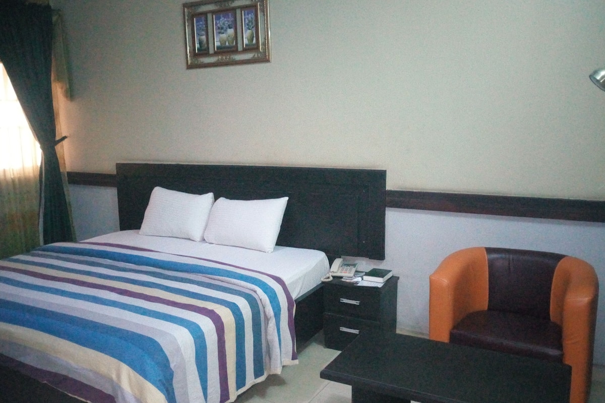 Standaard kamer | Een bureau, gratis wifi, beddengoed