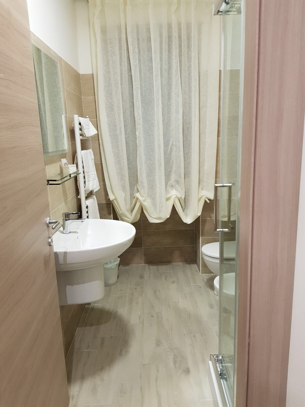 Comfort Double Room | Bathroom | Shower, free toiletries, bathrobes, bidet
