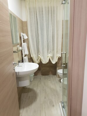 Comfort Double Room | Bathroom | Shower, free toiletries, bathrobes, bidet - La Suite (Cassino)