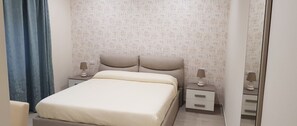 Quarto casal conforto | Escrivaninha, camas extras/dobráveis (sobretaxa), Wi-Fi de cortesia