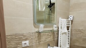 A bathroom with a white sink, a mirror, and a towel rack. - La Suite (Cassino)