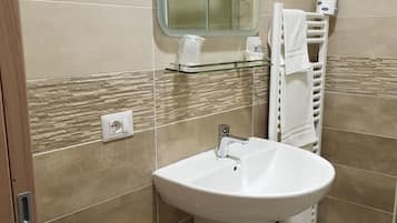 Douche, articles de toilette gratuits, peignoirs, bidet