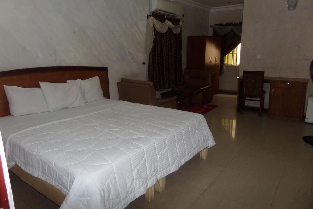 Deluxe Room | Desk, bed sheets