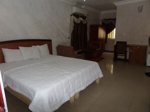 Phòng Deluxe | Bàn, bộ trải giường