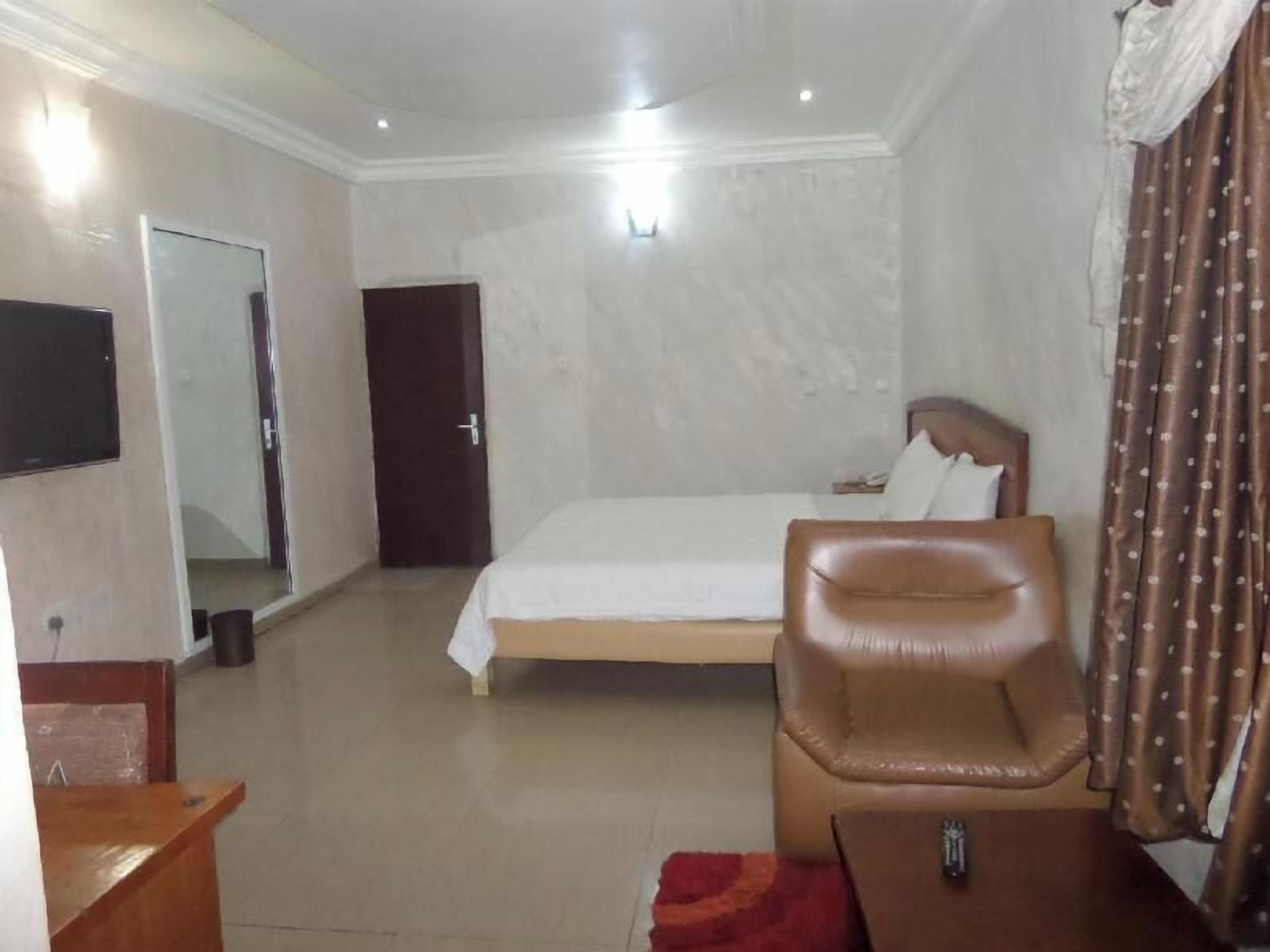 Meja kerja dan seprai linen