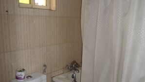 A bathroom with a toilet, sink, and bathtub. - Chinox Guest Inn (Abuja)