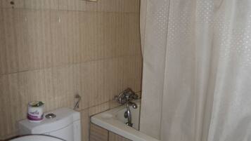 Shower, rainfall showerhead, free toiletries, towels