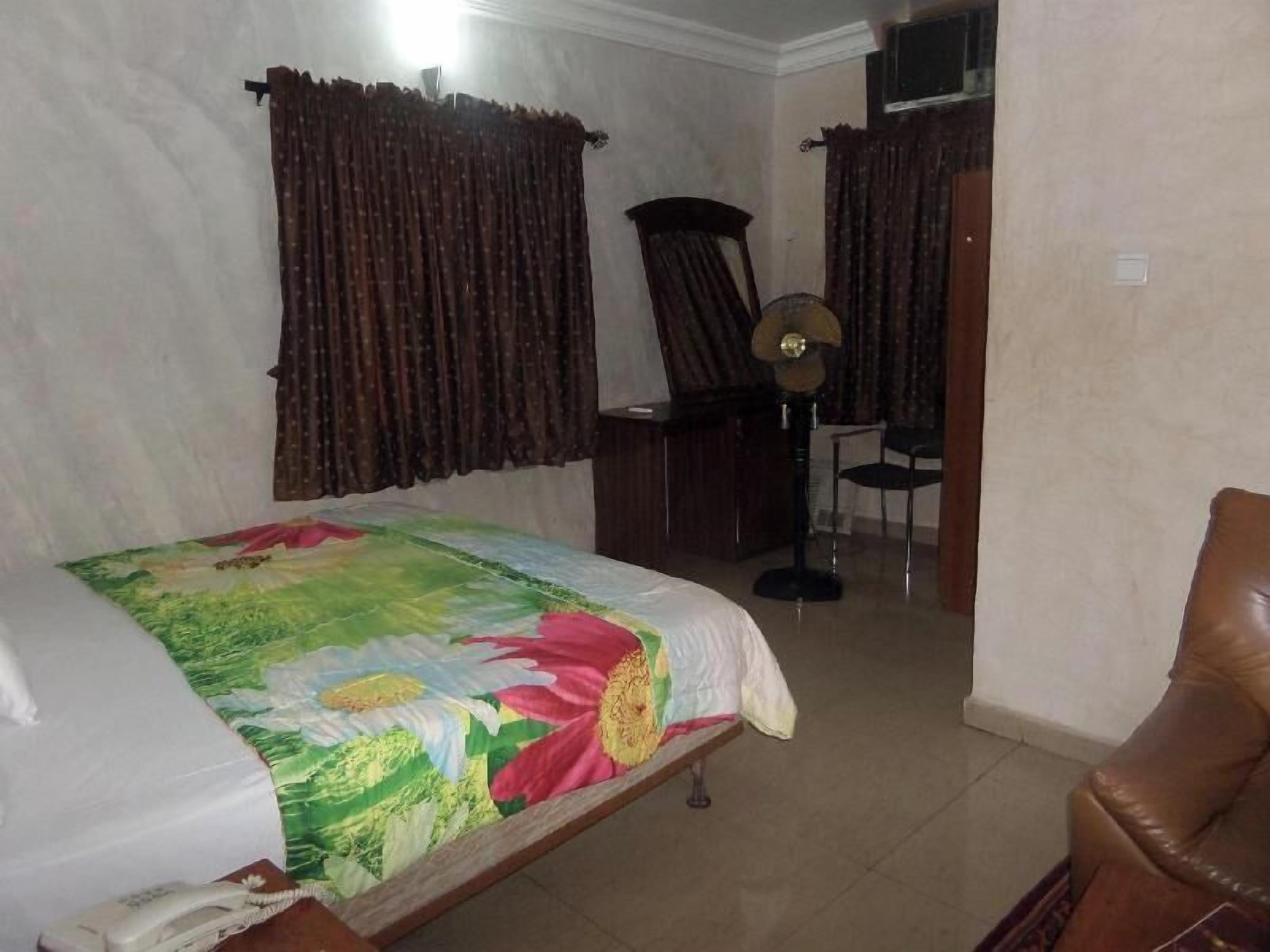Meja kerja dan seprai linen