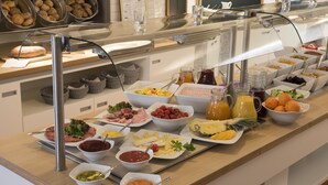 Un buffet proposant une variété de plats et de boissons.