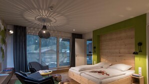 Une chambre à coucher moderne avec un lit en bois, un bureau et une chaise.