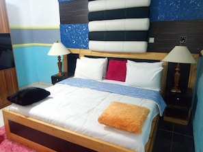 Desk, free WiFi, bed sheets - E-Class Resorts (Abuja)