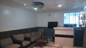 Una sala de estar con un sofá, una mesa de centro y una televisión.