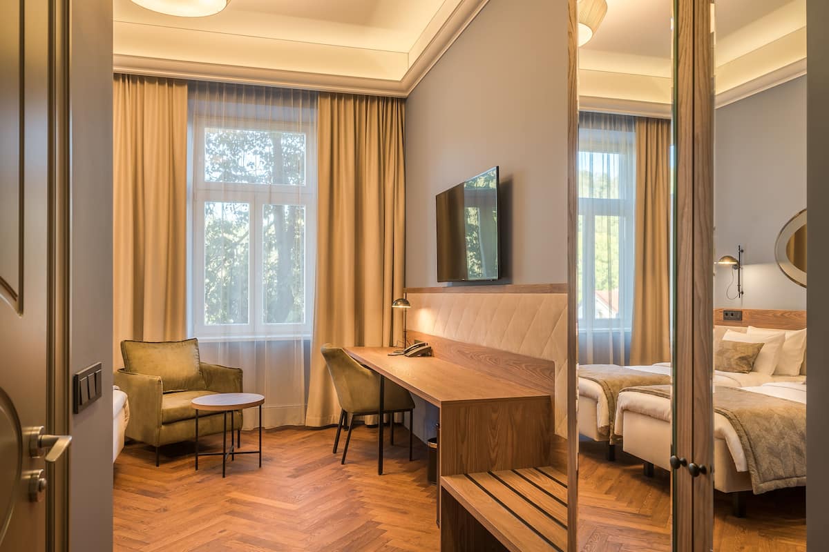 Superior-Doppel- oder -Zweibettzimmer, 1 Schlafzimmer, Balkon, Stadtblick | Minibar, Zimmersafe, Schreibtisch, laptopgeeigneter Arbeitsplatz