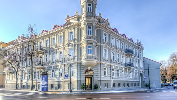 A historic building with a central tower, multiple balconies, and a prominent entrance. - Hotel Vilnia (Vilnius)