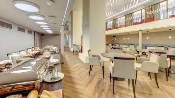 Petit déjeuner buffet (15 EUR par personne)