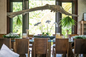 Villa exclusiva, varias camas, vista a la playa | Área de sala de estar | Televisión de pantalla plana, chimenea y reproductor de DVD