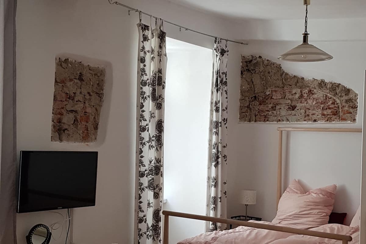 1 bedroom, desk, soundproofing, bed sheets