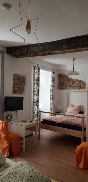 Chambre Quadruple, salle de bains commune | Bureau, chambres insonorisées, draps fournis