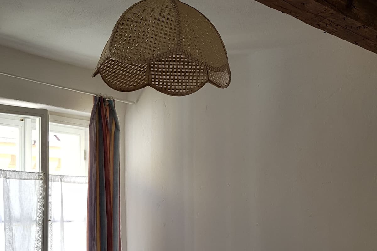 1 bedroom, desk, soundproofing, bed sheets
