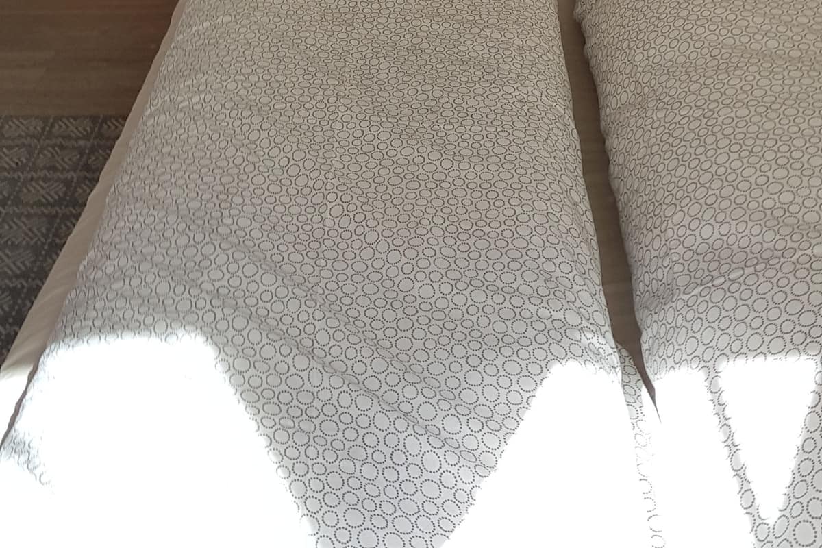 1 bedroom, desk, soundproofing, bed sheets