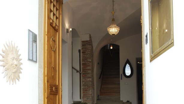 Una escalera conduce a un segundo piso con una puerta de madera en la entrada.