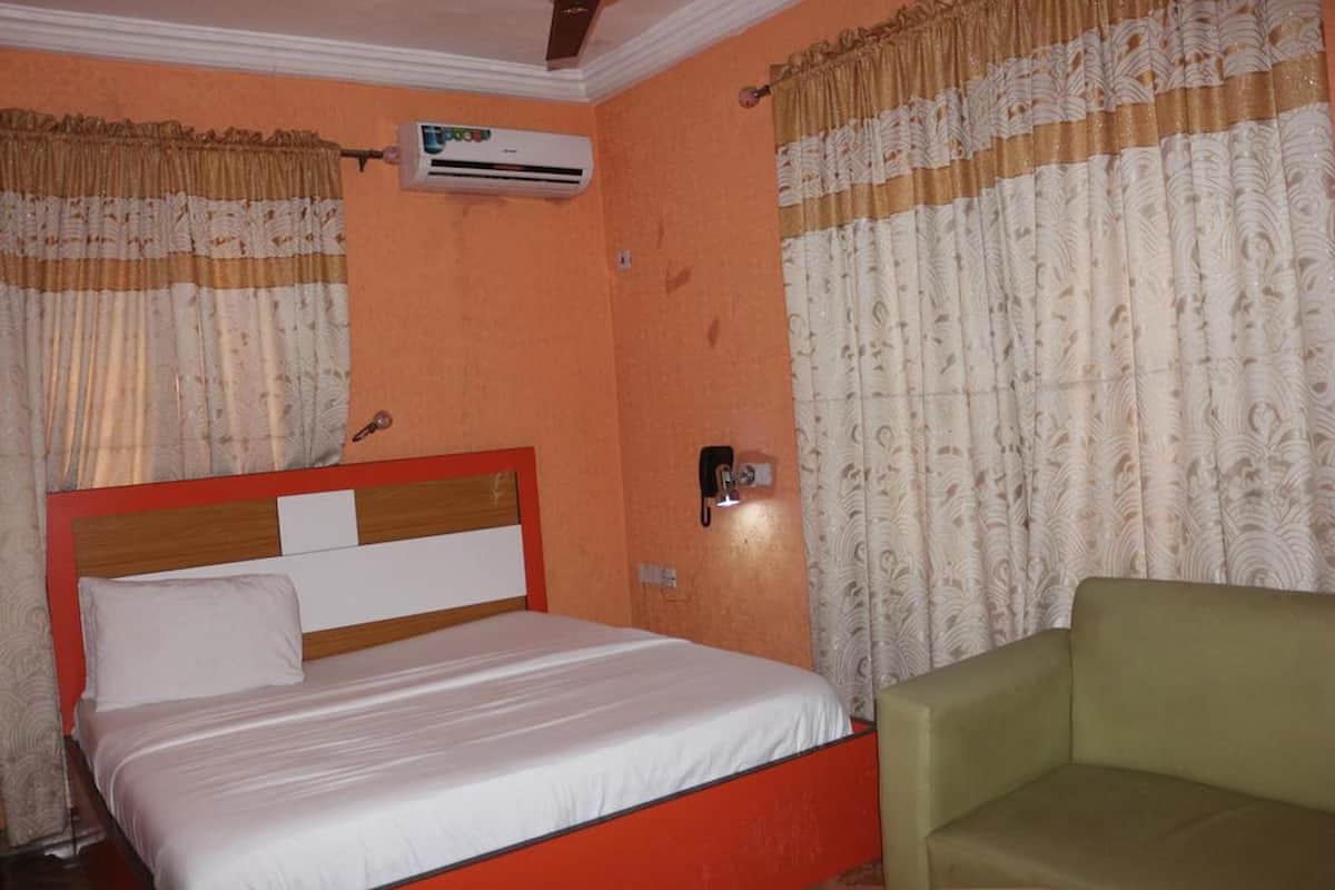 Chambre Standard | Coffres-forts dans les chambres, bureau, Wi-Fi gratuit, draps fournis