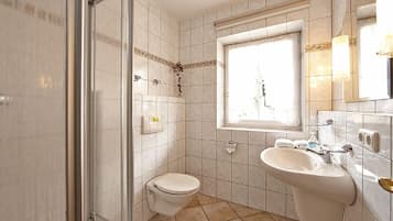 Double Room | Bathroom | Shower, free toiletries, hair dryer