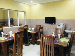 朝食、ランチ、ディナーに営業