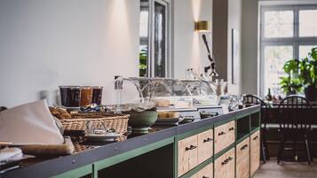 Tägliches Frühstücksbuffet gegen Gebühr