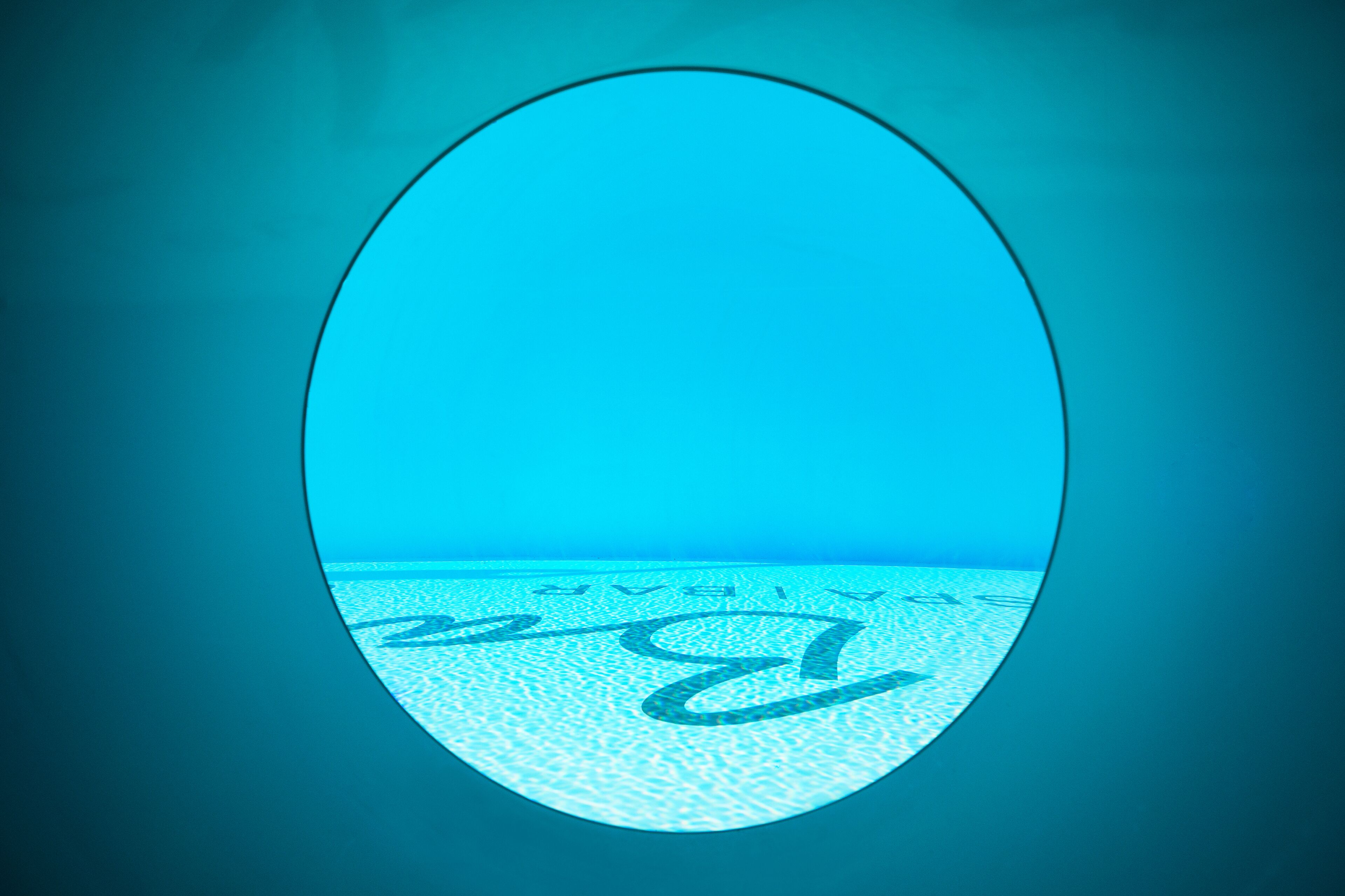 Eine Strandansicht mit blauem Himmel und ruhiger See.
