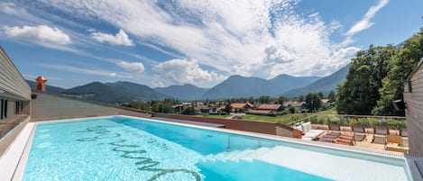 Piscine extérieure, chaises longues