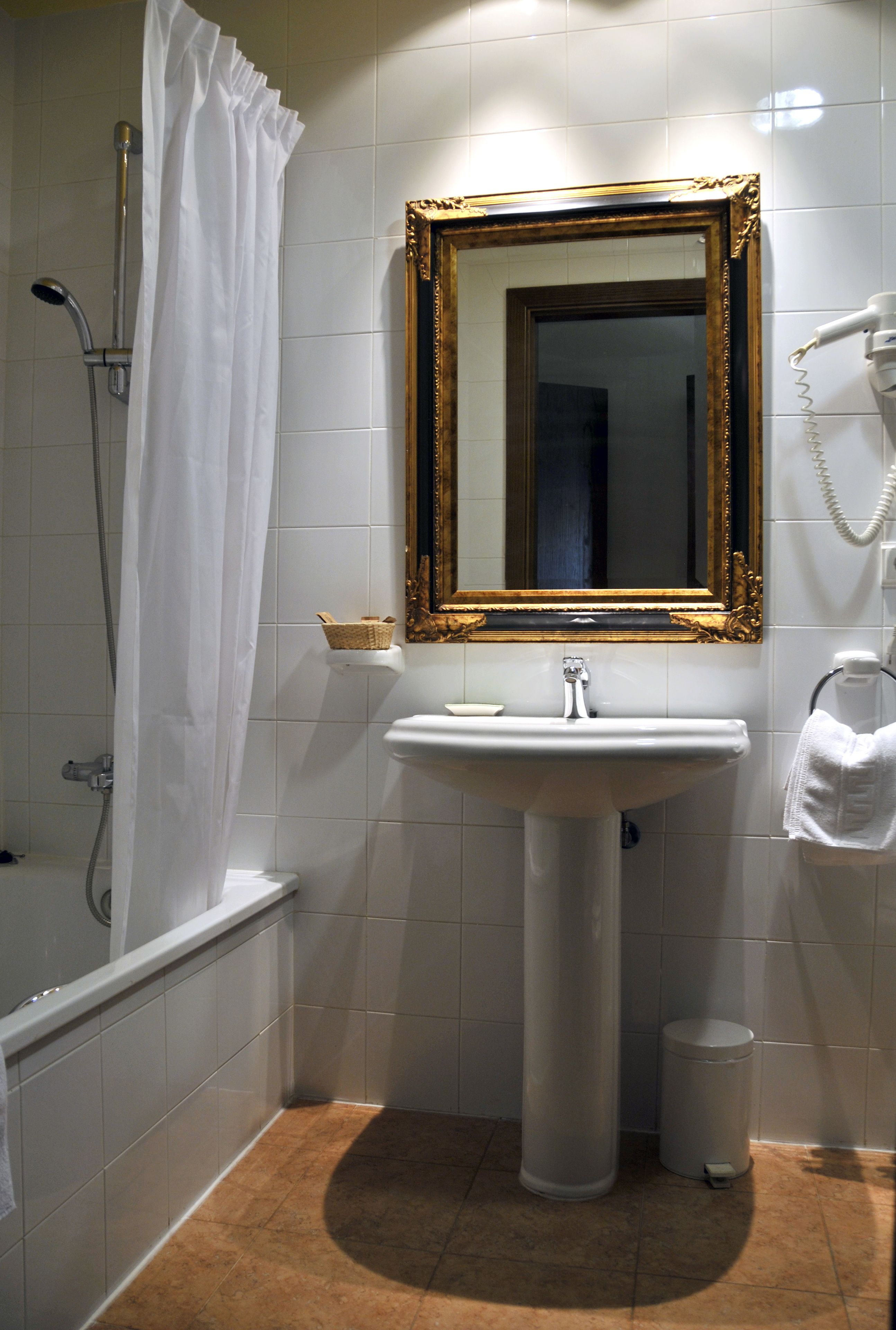 Habitación doble, vistas al valle | Baño | Bañera profunda y artículos de higiene personal gratuitos