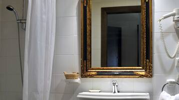 Habitación doble, vistas al valle | Baño | Bañera profunda y artículos de higiene personal gratuitos