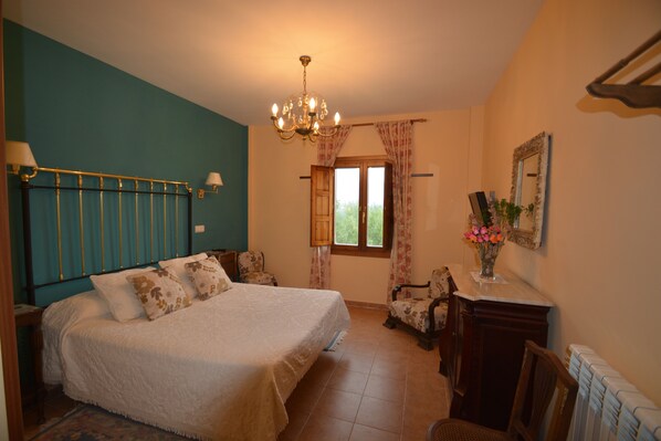 مكتب وستائر تعتيم وواي فاي مجانًا وملاءات أسرّة