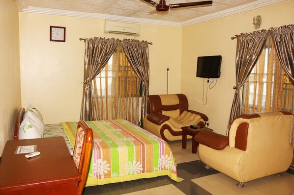 Bureau, espace de travail pour ordinateur portable, draps fournis